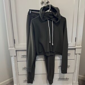 Wild Fable Women’s Dark Green Joggers & Crooped Hoodie Set
